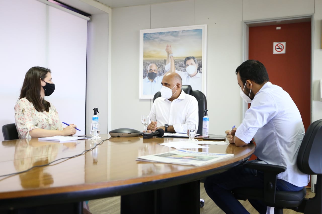 Rogério Cruz conversando ao vivo com jornalistas de O Popular e da Rádio CBN, avaliando os 100 dias e afirmando que Plano de Governo, colocado pela chapa de Maguito Vilela, será cumprido na íntegra.