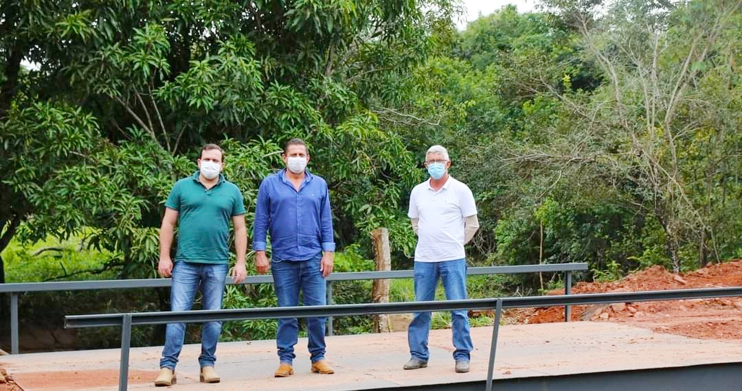 Júnior Marreco acompanhado do vice Danilo Araújo e do secretário de Transportes André Borges em vistoriando ações na área de infraestrutura 