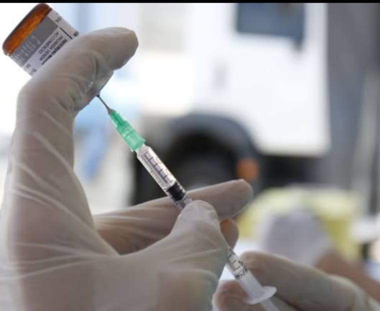 Várias regiões do estado já estão sem vacina contra a Covid-19 para a aplicação da 1ª dose em idosos, entre os municípios estão Rio Verde, Catalão, Itumbiara, Aparecida de Goiânia e também a capital. 