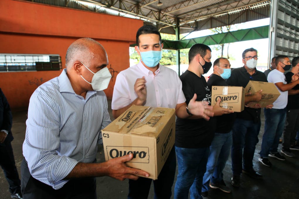 O prefeito Rogerio Cruz ao lado do secretário José Antônio e demais colaboradores auxiliando a colocar donativos em caminhão para serem entregues as famílias em vulnerabilidade social