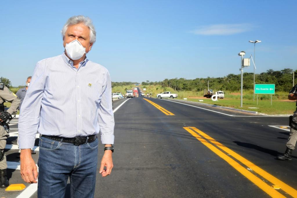 Governador Ronaldo Caiado vistoria trecho de rodovia em obras no trevo de Rio Quente com a GO-507 e destaca parceria com prefeitos e iniciativa privada