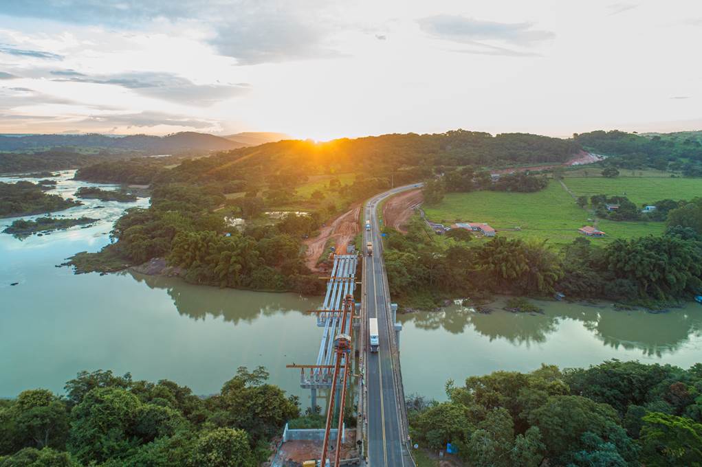Construção da Duplicação da Ponte Wagner Estelita Campos, pela Eco050 no km 314 da BR-050, divisa entre os estados de Minas Gerais e Goiás