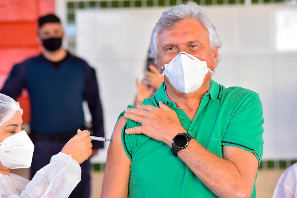 Governador Ronaldo Caiado recebe segunda dose da vacina contra Covid-19, na Escola Rotary Goiânia Oeste, no Jardim América, em Goiânia