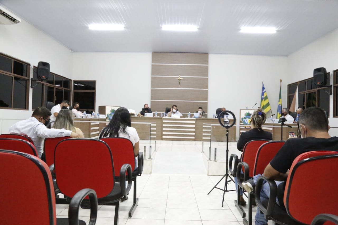 Vereadores em atuação no Plenárioda Câmara Municipal de Ouvidor (Sdnews / Ciro Araújo)