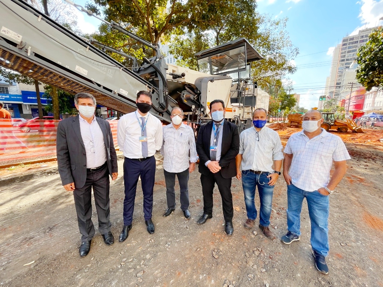 Fausto Sarmento e integrantes da Caixa Econômica Federal vistoriando as obras do BRT Norte-Sul, na Avenida Goiás