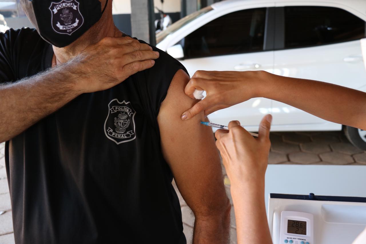 Mais de 2 mil servidores já foram imunizados, desde o dia 29 de março, com a primeira dose da vacina contra a Covid-19, segundo levantamento realizado pela Coordenação de Saúde do Servidor da institui