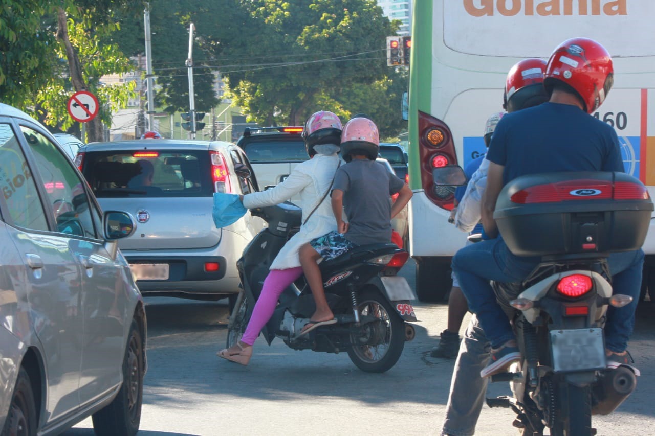 Passou de 7 para 10 anos a idade mínima para que crianças possam ser transportadas em motocicletas. 