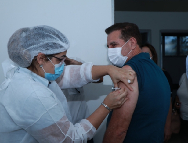 Na UBS Santa Rosa, em Senador Canedo o senador Vanderlan Cardoso (PSD-GO) recebeu a primeira dose da vacina AstraZeneca 