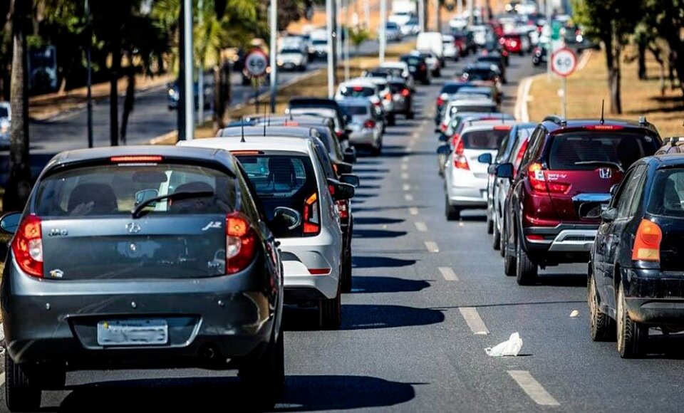 Umas das mudanças que impacta na fiscalização é a exigência dos faróis baixos que deverão estar acesos durante o dia apenas em rodovias de pista simples e fora do perímetro urbano (Foto: Divulgação)