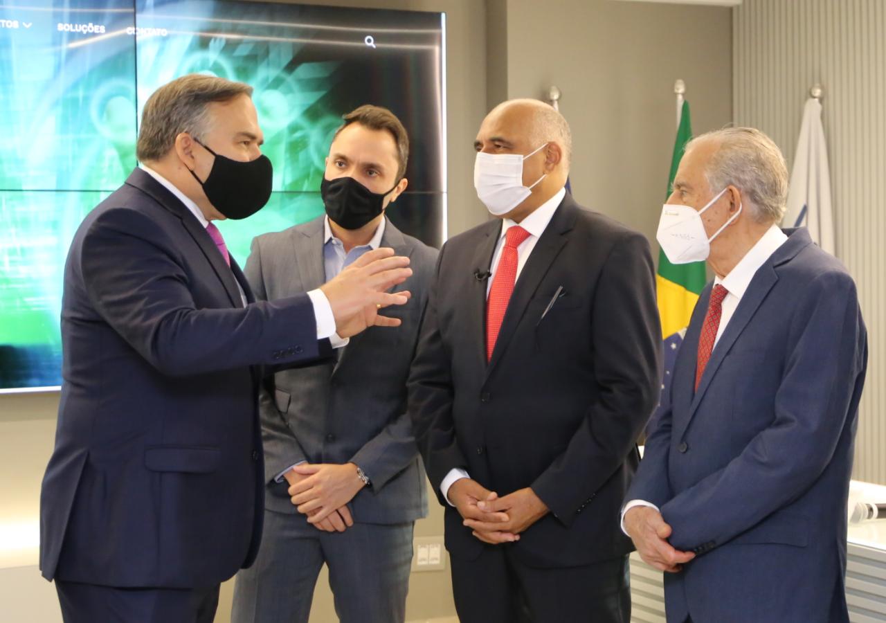 Os presidentes: Sandro Mabel (FIEG), Marcelo Baiocchi (Fecomércio), o prefeito de Goiânia Rogerio Cruz e Iris Rezende Machado no lançamento do Observatório Fieg.