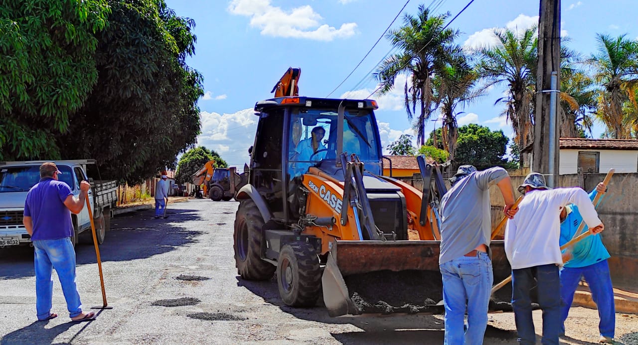 Colaboradores do Município realizando operação tapa buraco na Avenida São Bento (Sdnews/Carlos Duarte)