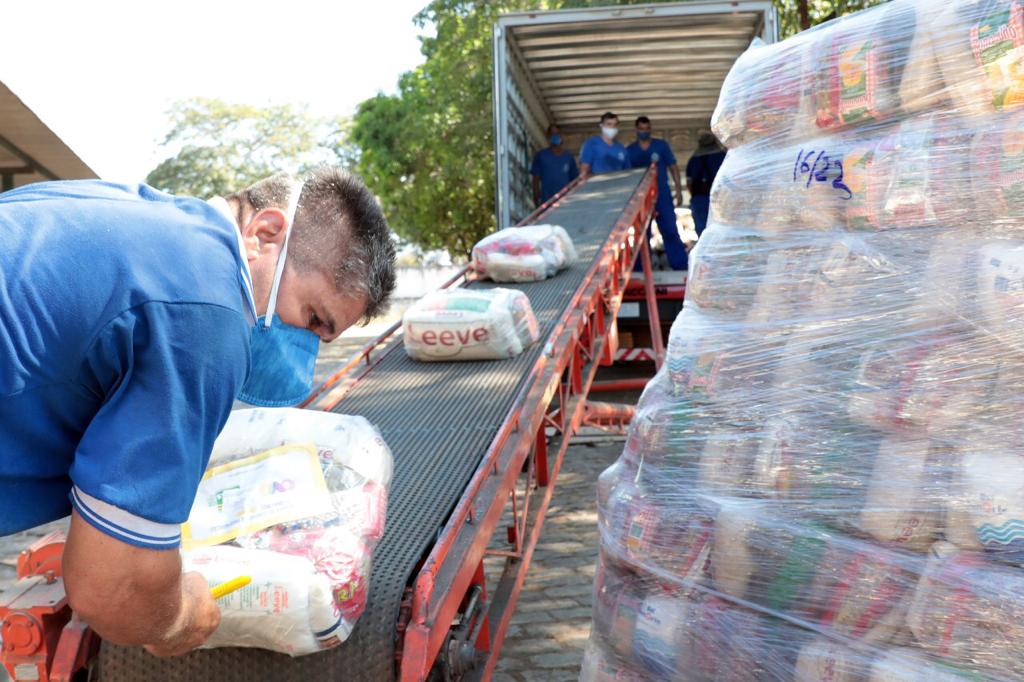 Movimentação é intensa no pátio da Conab, onde são carregados, diariamente, 16 caminhões que partem rumo ao interior do Estado para levar cestas básicas às famílias vulneráveis