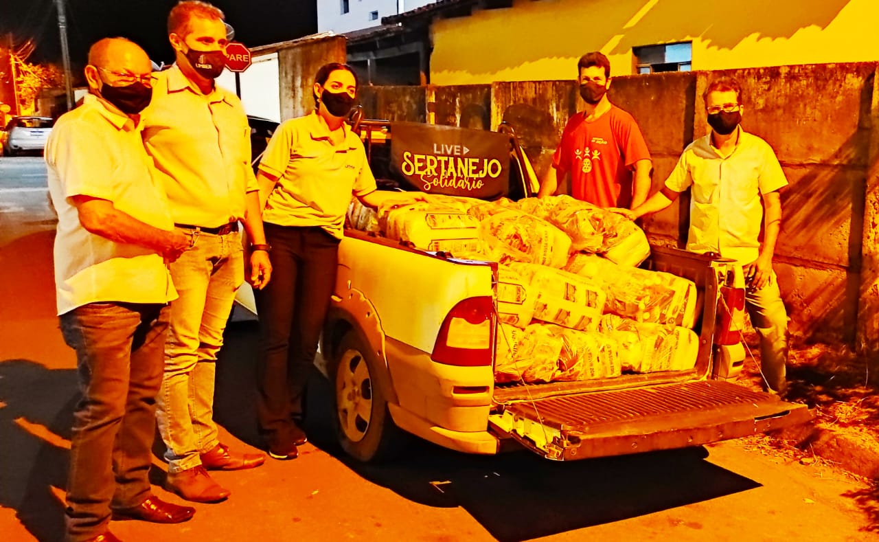 Dânio e companheiros rotarianos repassando 30 cestas a Associação Doce Lar, para distribuição as famílias credenciadas 