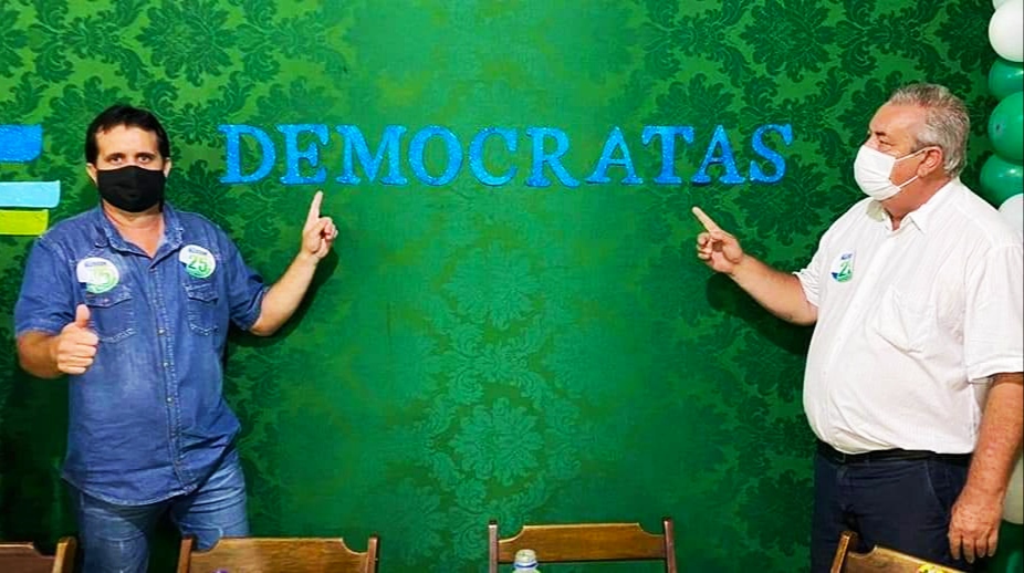O prefeito de Goiandira Allisson Peixoto e o deputado federal José Mário Shinaer em momento de sua campanha em 2020 (Foto: Carlos Duarte / Sdnews)