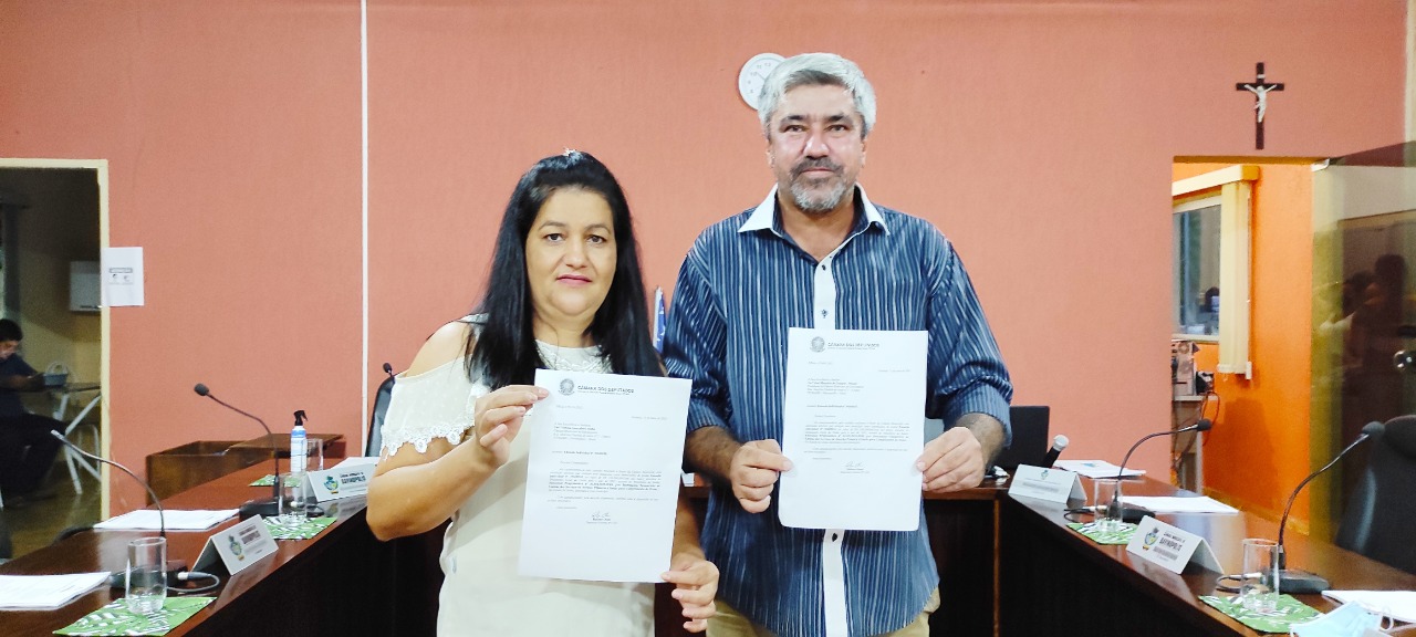 Os parlamentares Vanusa Rocha e José Maurício de Campos com ofício de informação da Emenda Extra-Orçamentaria destinada à área da Saúde