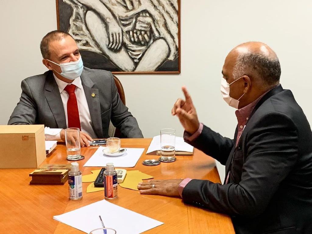 Rogério Cruz, com ministro de Desenvolvimento Regional, Rogério Marinho apresentando ações que integram o Projeto Cidade Inteligente em Goiânia