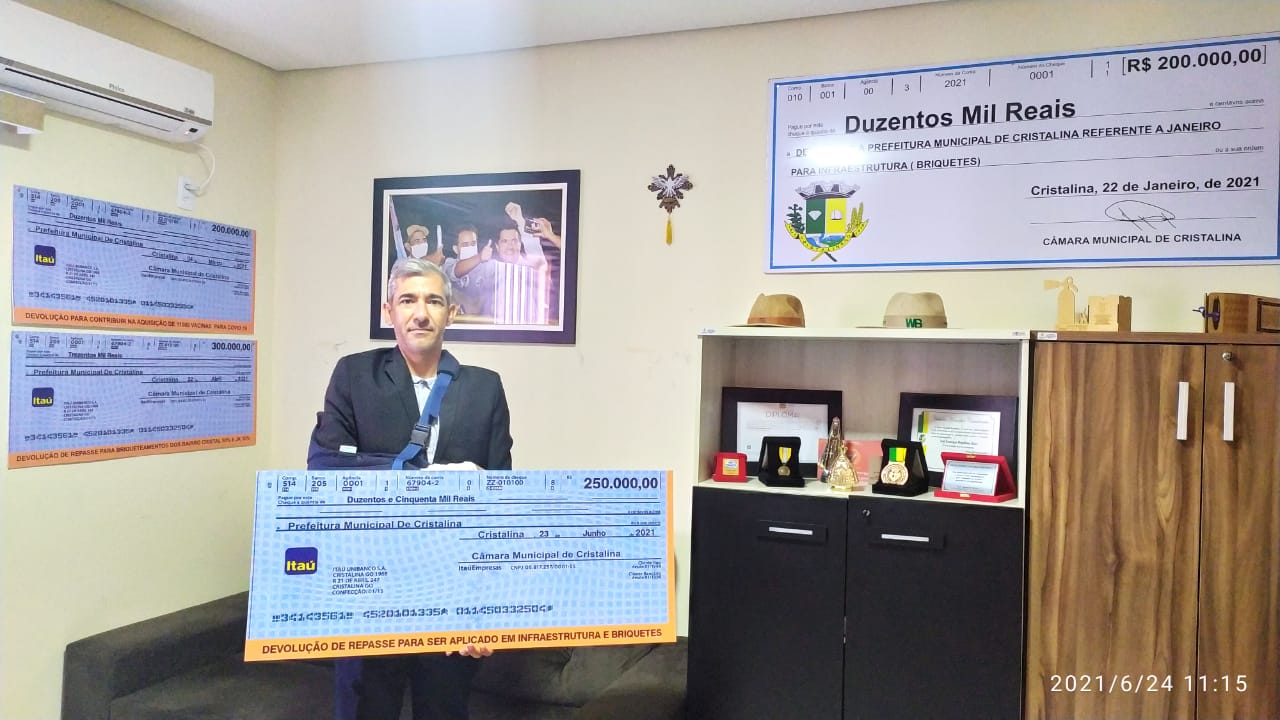 O presidente da Câmara Municipal de Cristalina, Jean Eustáquio em sua sala com os cheques repassados ao Município, que somam R$ 1 milhão de reais 