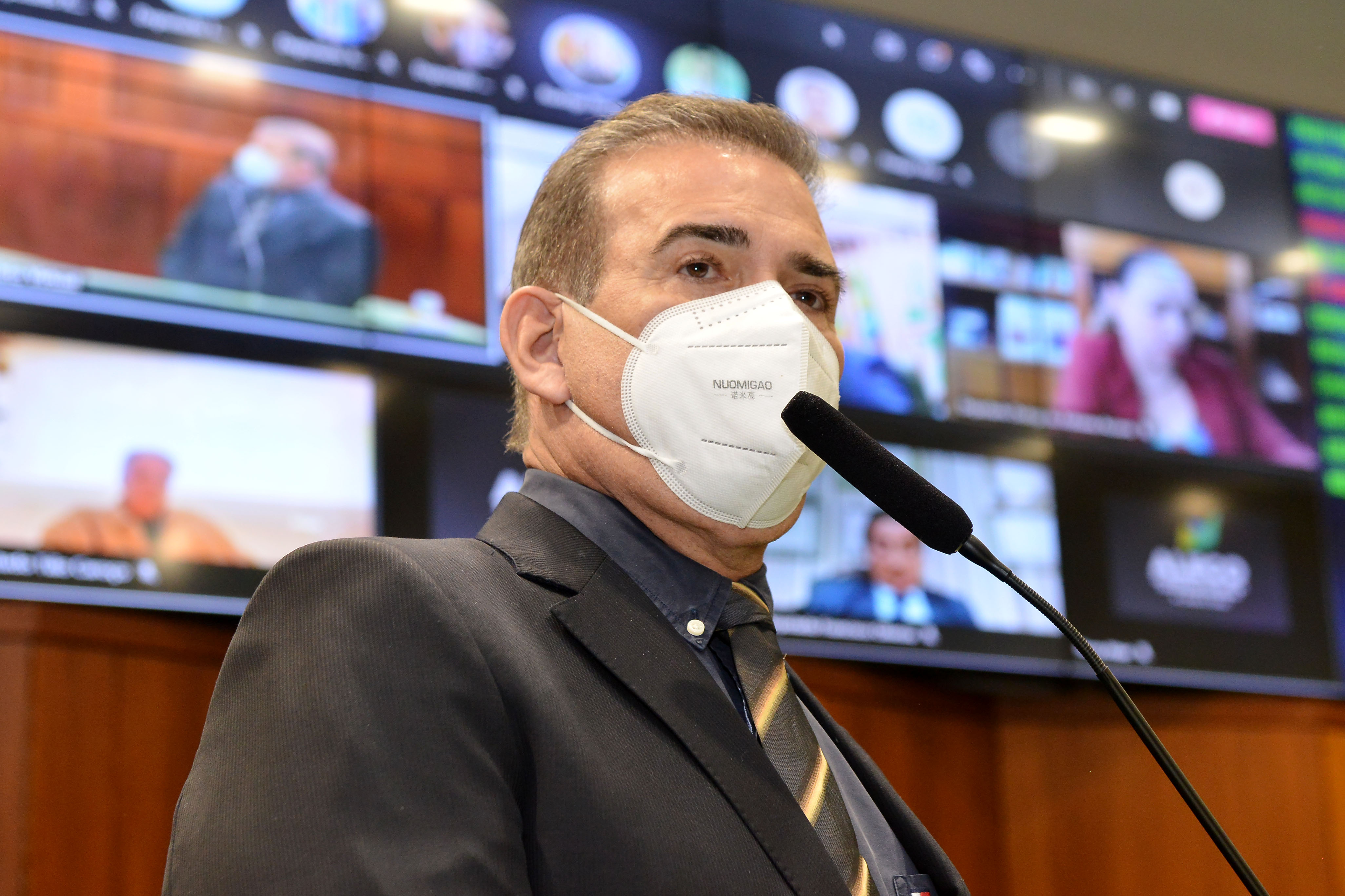 Presidente Eleito da AGM, Carlos Alberto Andrade prefeito de Goianira durante discurso na tribuna da Alego (Hellenn Reis)