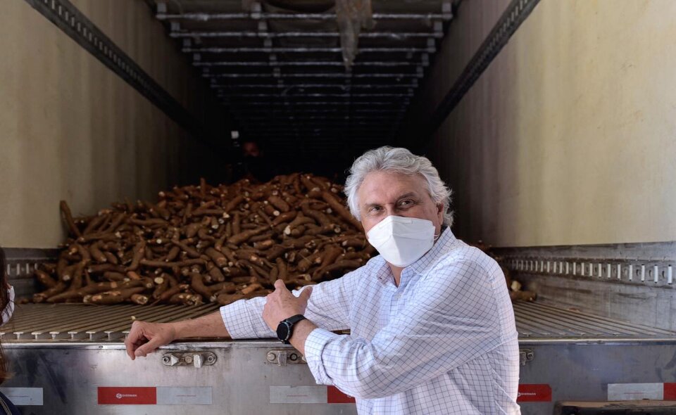 O governador Ronaldo Caiado, em Porangatu, onde anunciou a ampliação do Projeto da Cerveja de Mandioca e medidas que visam fomentar o desenvolvimento regional e a produção de agricultores familiares 