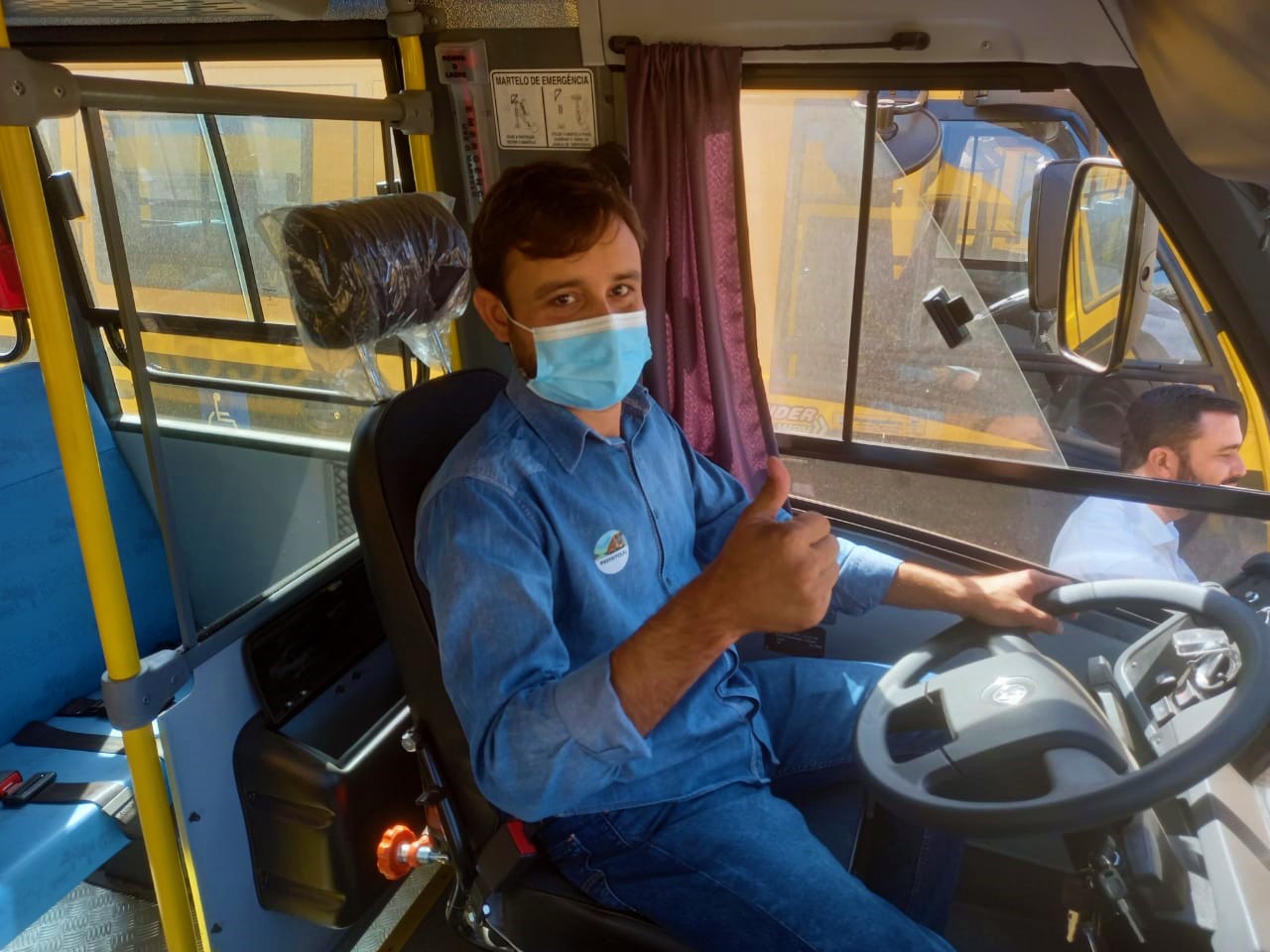 O prefeito Diogo Rosa fazendo test drive em um dos ônibus