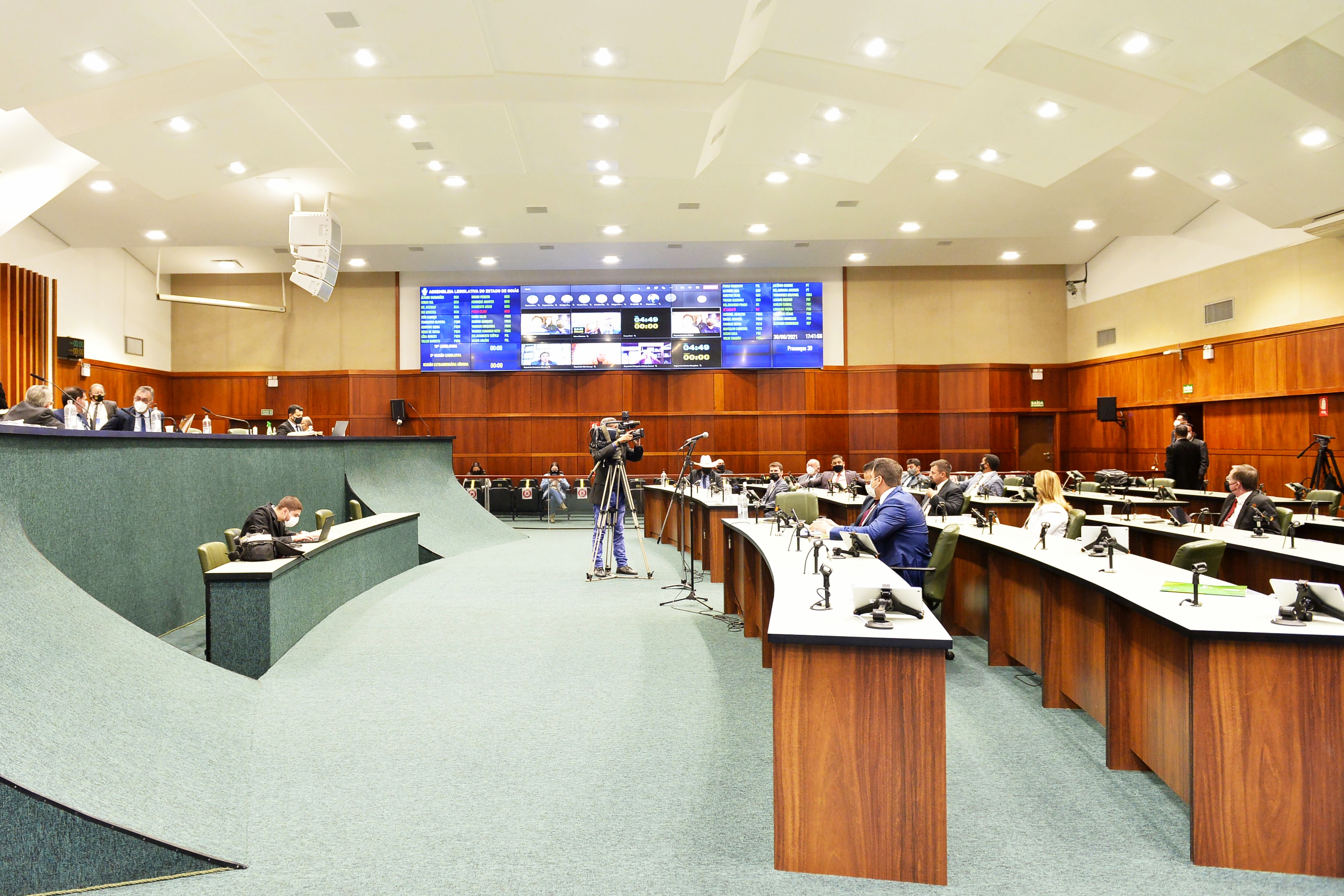 Parlamentares goianos em ordinária hidrica no plenário da Assembléia Legislativa do Estado de Goiás (Foto: MayKon Cardoso) 