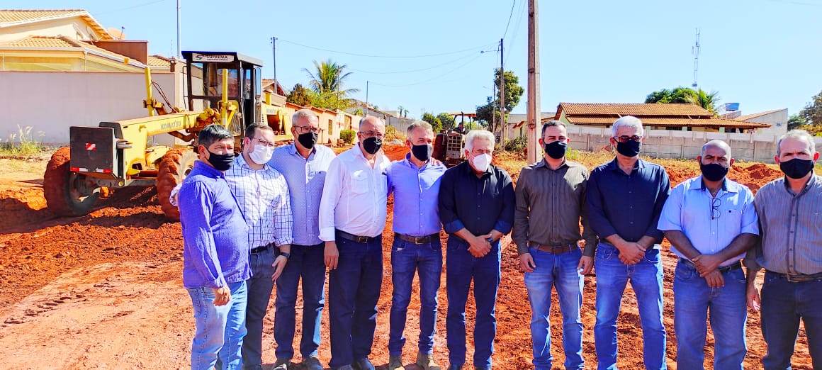 Luiz do Carmo vistoriando o inicio das obras de pavimentação do Setor Sol Nascente junto com o prefeito Felipe Dias e as lideranças