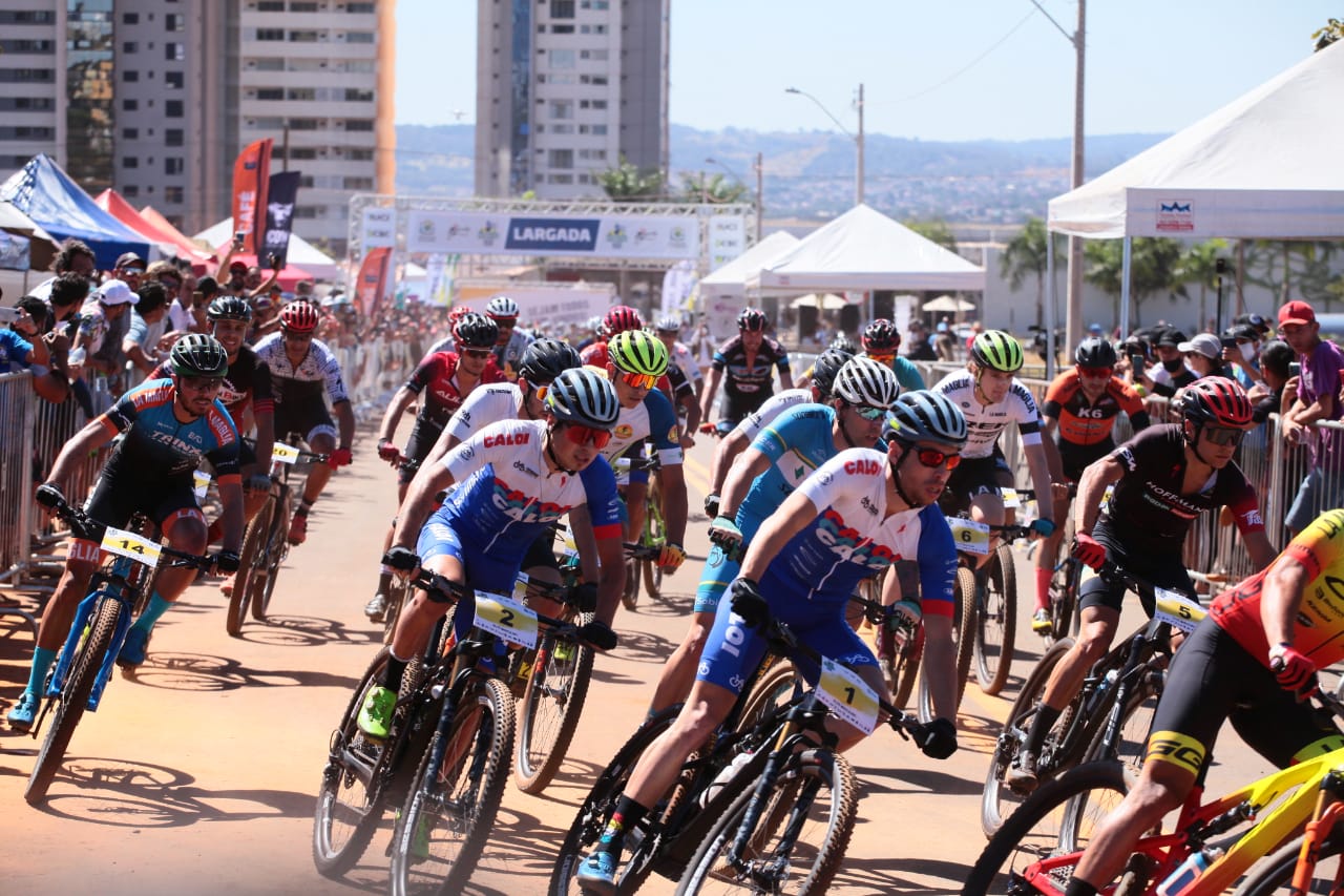  A Pista Laboratório do Parque do Cerrado, ao lado do Paço Municipal, recebeu ciclistas profissionais do Brasil, Argentina e Paraguai, divididos em 26 categorias neste domingo