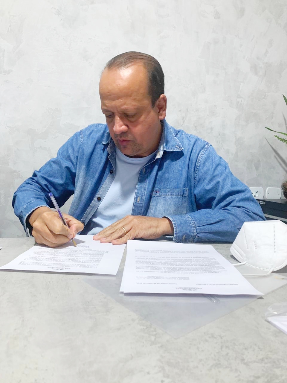 O prefeito de Caldas Novas Kleber Marra assinando novas regras de combate ao COVID 19 e adiamento da volta as aulas