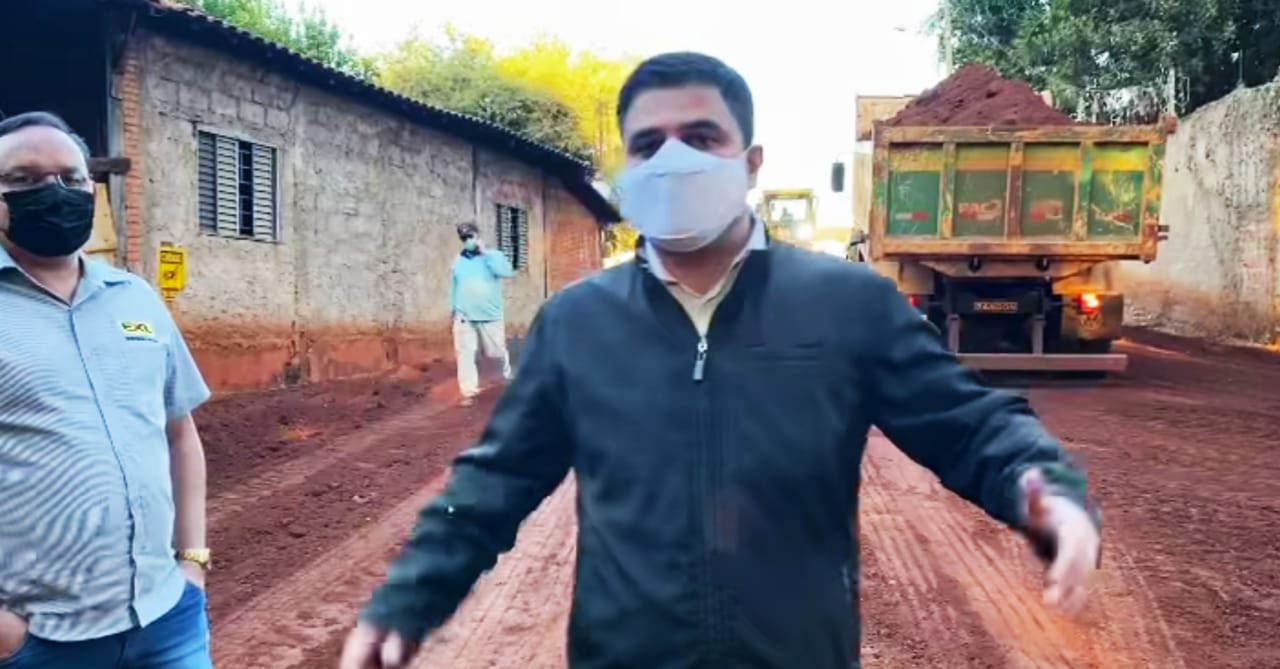 Dr. João Alberto Vieira Rodrigues, no momento de início das obras de pavimentação da Rua da Biquinha no Bairro Pedrolina (Reprodução Vídeo) 