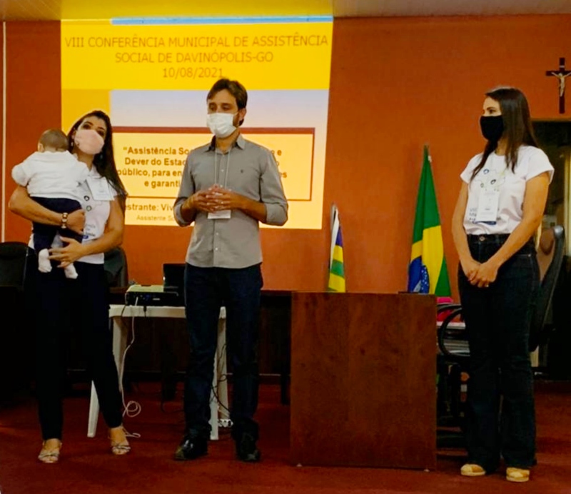 O prefeito Diogo Rosa, a 1ª dama Jamila André e a Assistente Social Viviane Martins de Oliveira durante a abertura da VIII Conferência de Assistência Social