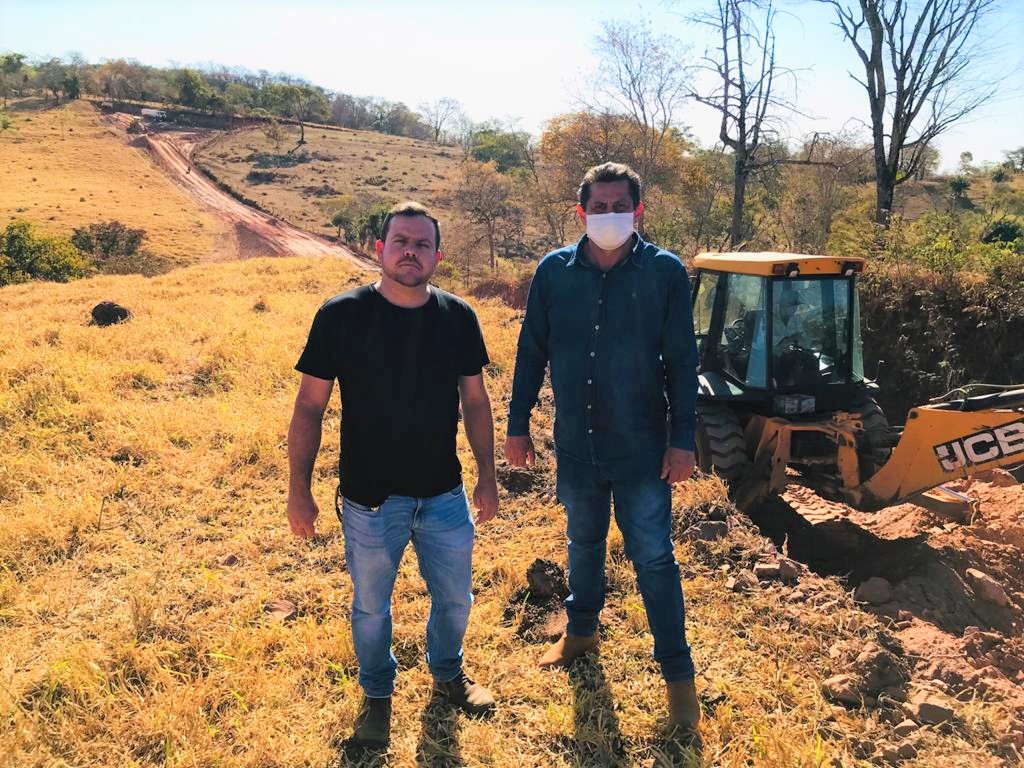 O prefeito Júnior Marreco e o vice prefeito Danilo Araújo vistoriando a frente de serviço na região rural do "Lava-Cachorro"