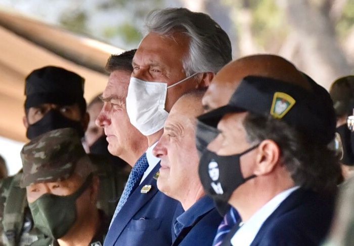 O governador Ronaldo Caiado e o presidente da República, Jair Bolsonaro, participam da solenidade militar de passagem do cargo de comandante de Operações Especiais do Exército Brasileiro, realizada na
