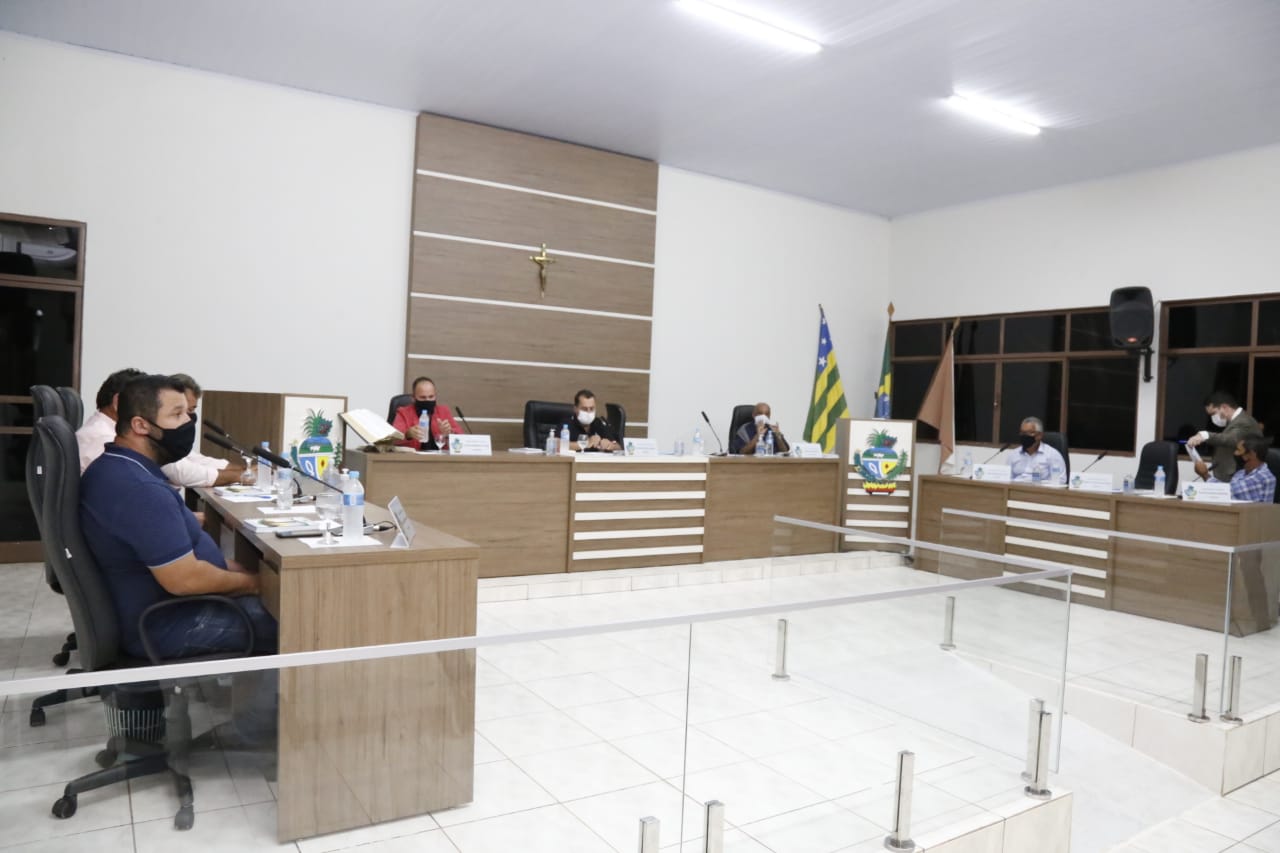 Parlamentares apreciando pautas no plenário da Câmara Municipal de Ouvidor (Fotos: Ciro Araújo)