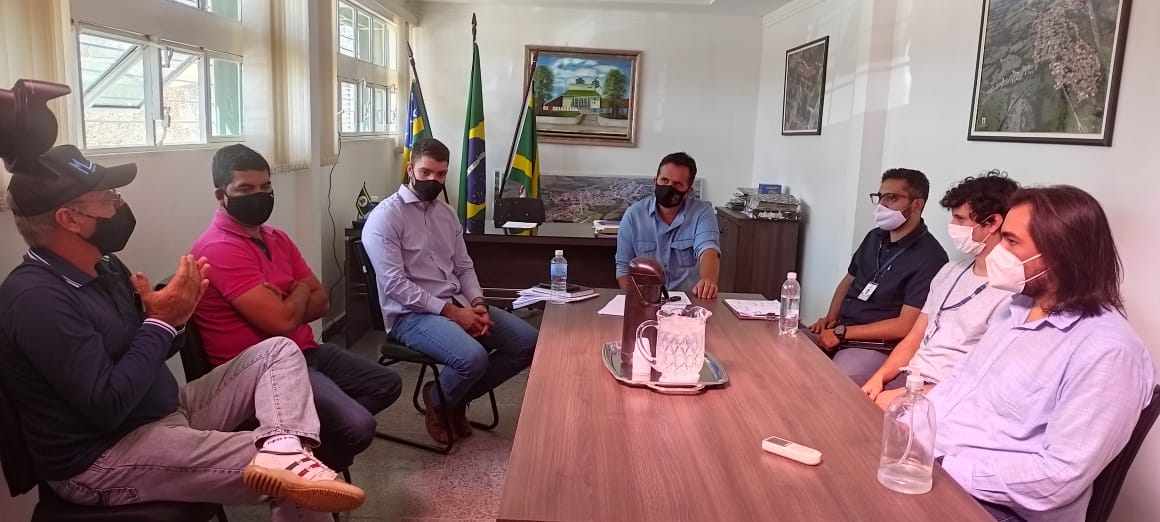 Allisson e engenheiros da Saneago dialogando a melhor forma para finalização da obra da rede esgoto da cidade