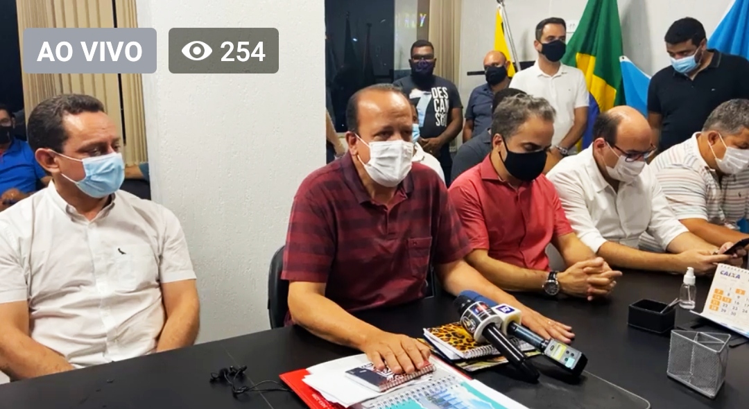 O prefeito de Caldas Novas, Kleber Marra durante coletiva de anúncio da reforma administrativa da Prefeitura de Caldas Novas (Reprodução / Vídeo Redes Sociais)