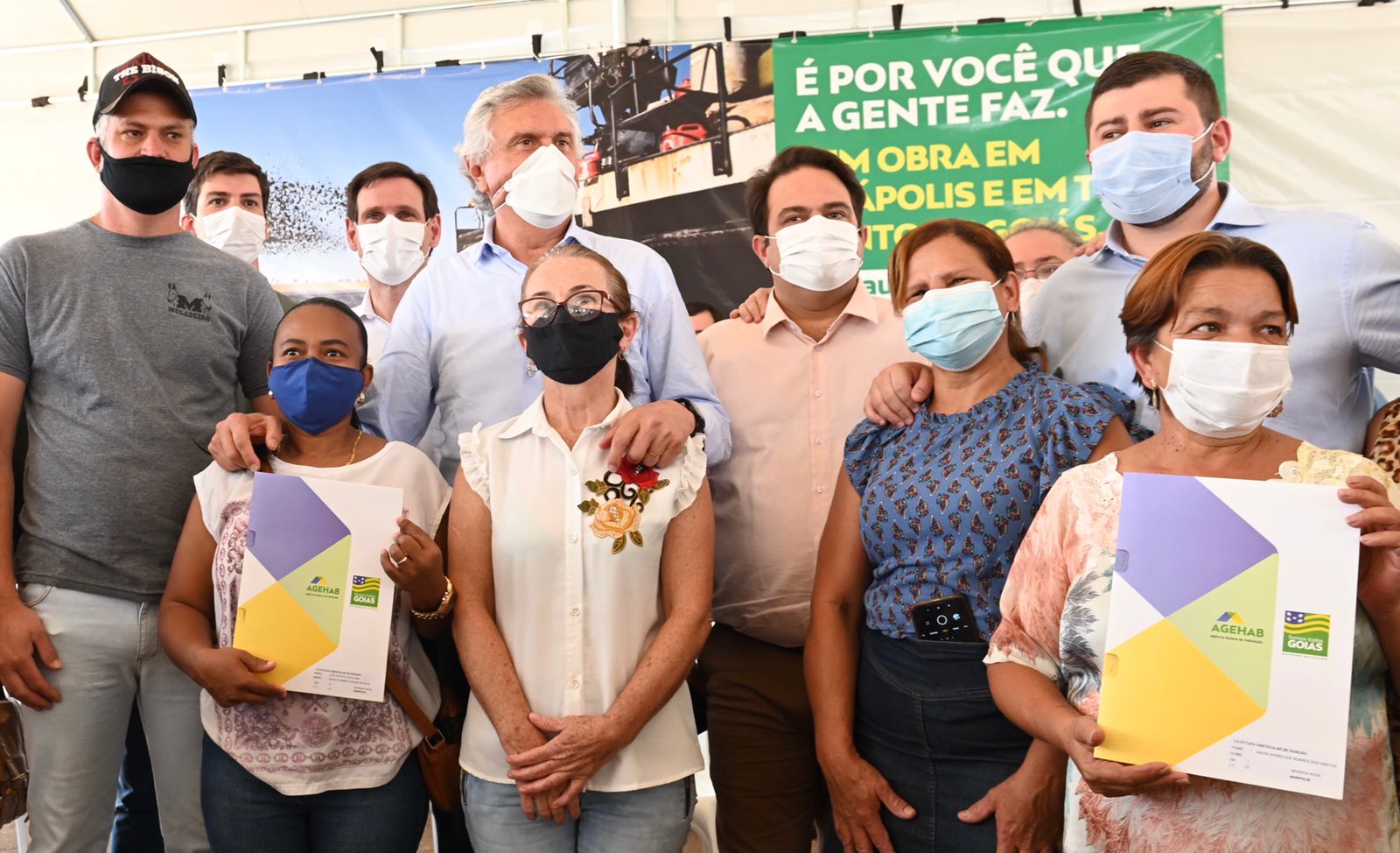 Além do lançamento da reconstrução da GO-330, também foram entregues escrituras para 50 famílias que moram no bairro Morada Nova, em Anápolis. 