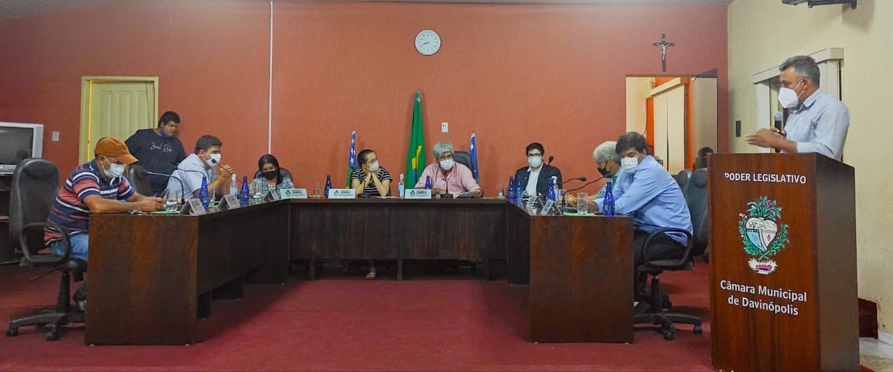 Durante a 27 ª sessão, o secretário de saúde Winas Martins Borges utilizando a tribuna e respondendo questionamento dos parlamentares (Foto: Carlos Duarte) 