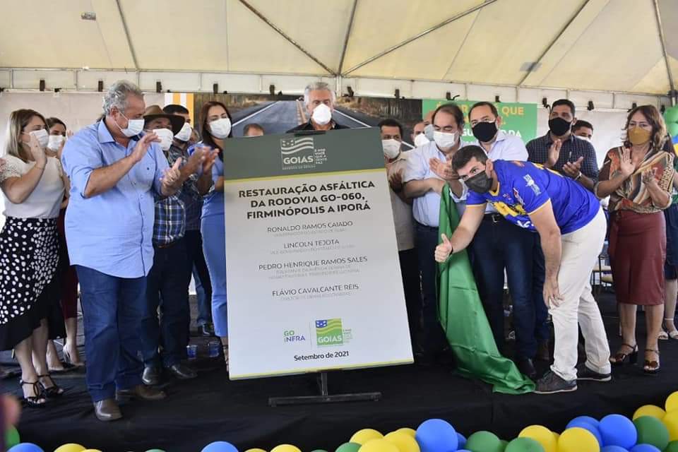 O governador Ronaldo Caiado em Iporá, durante inauguração de obras de infraestrutura e saneamento, além de entrega de Chromebooks para estudantes do Ensino Médio