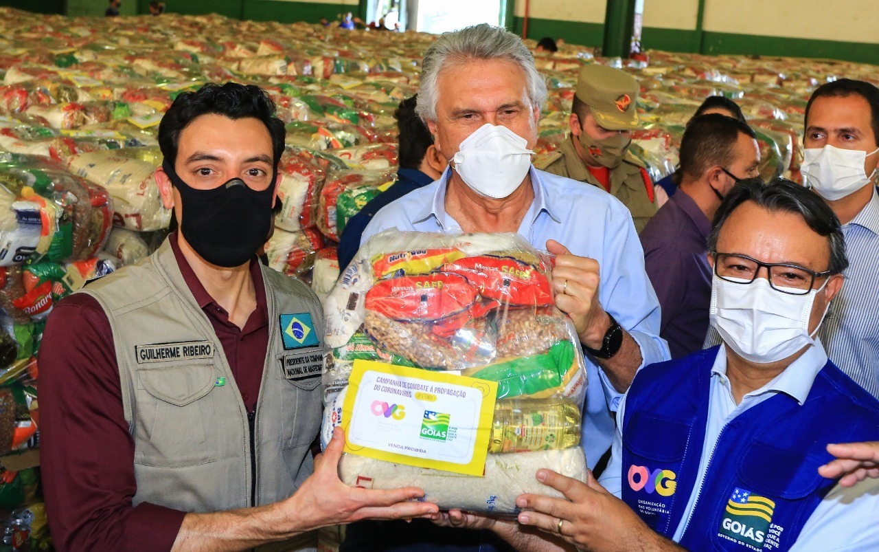 O governador Ronaldo Caiado, durante início da entrega de 250 mil cestas básicas a famílias afetadas pela pandemia de Covid-19.