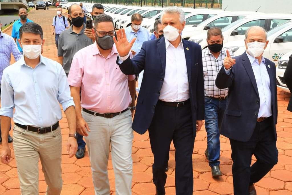 O governador Ronaldo Caiado durante entrega de 71 veículos aos servidores da Agrodefesa