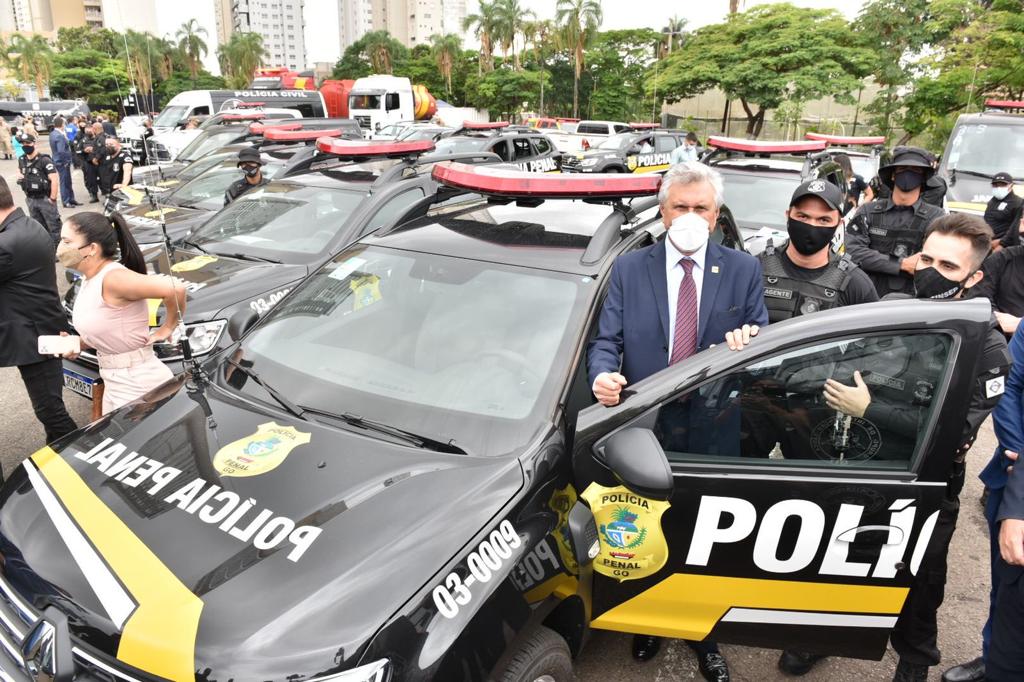 O governador Ronaldo Caiado durante balanço do combate ao narcotráfico, anúncio de concurso público para as forças de segurança e salvamento e entrega de viaturas