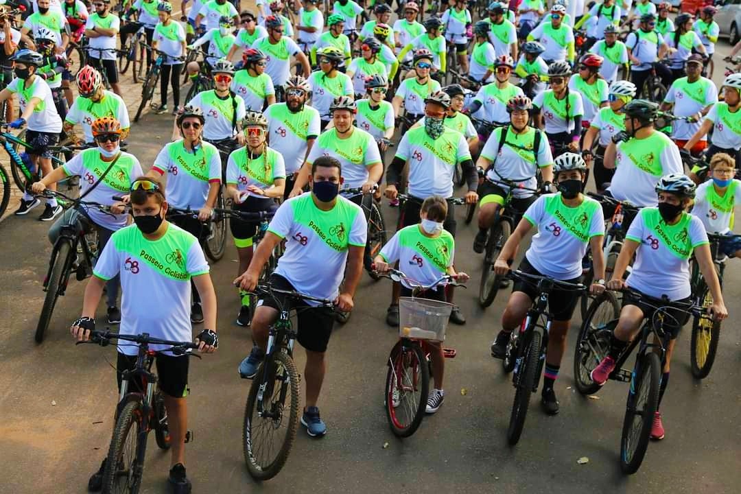 O prefeito Cebinha Nascimento participando do passeio cíclitico na manhã deste domingo (Foto: Sdnews)