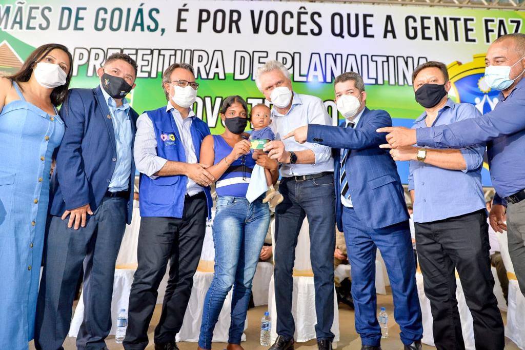 O governador Ronaldo Caiado, durante distribuição de 2.076 cartões do Programa Mães de Goiás, no município de Planaltina