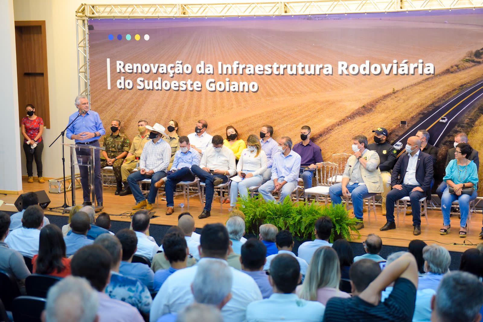 O governador Ronaldo Caiado, ao lado do ministro da infraestrutura, Tarcísio Gomes de Freitas, e líderanças em Jataí, durante lançamento de obras em rodovias federais do Sudoeste goiano