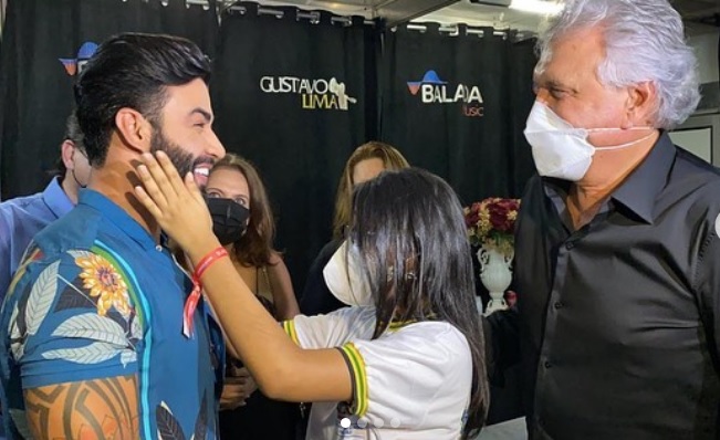 Janaína Tavares, de 15 anos. conheceu o cantor Gusttavo Lima, neste sábado (23/10). Aluna da rede estadual de ensino, ela contou ao governador Ronaldo Caiado, durante a entrega dos óculos especiais.