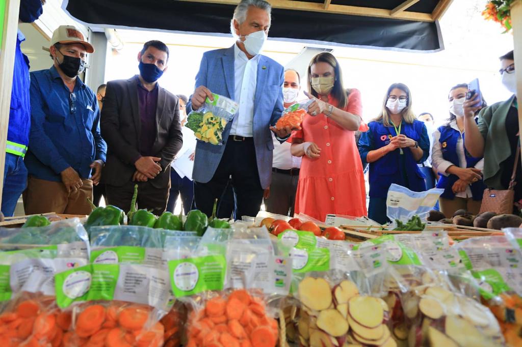 O governador Ronaldo Caiado durante o lançamento do programa NutreBem, que distribuirá alimento nutritivo, legumes embalados a vácuo e frutas desidratadas a famílias em situação de insegurança aliment