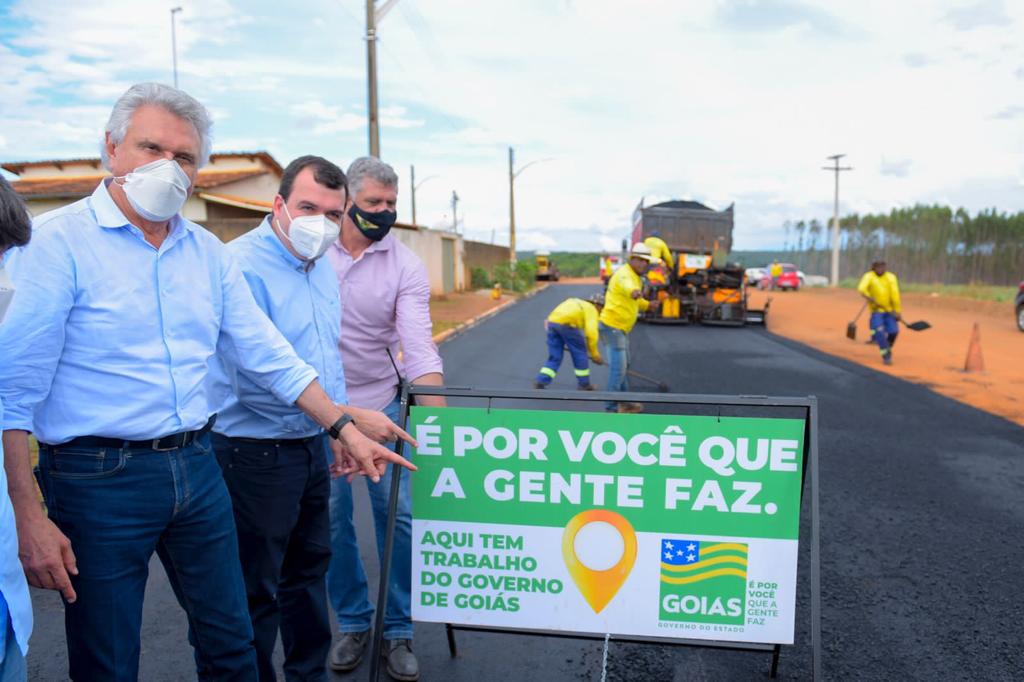 Governador Ronaldo Caiado junto com Wilson Júnior participando, em Gameleira de Goiás, de inauguração da recuperação asfáltica da GO-437 e autoriza recapeamento de vias urbanas no município