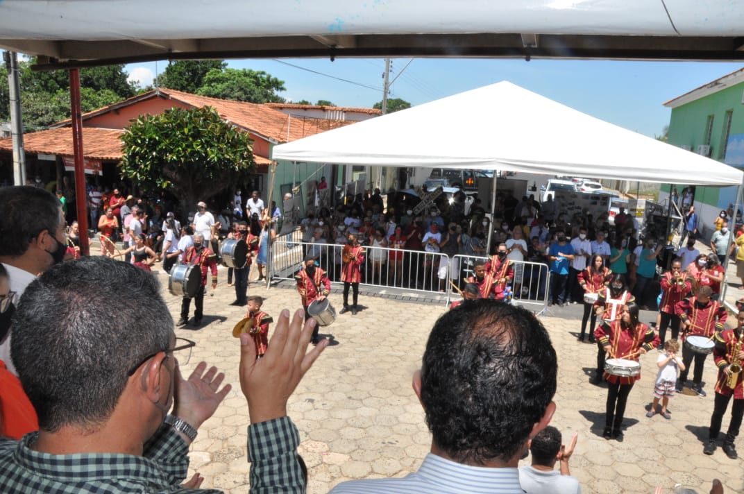 O prefeito Marcelo Paiva e inúmeras líderanças celebrando os 68 anos de Emancipação de Anhanguera