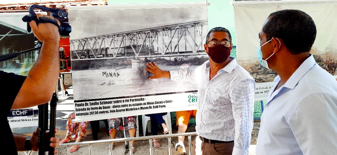 O prefeito de Anhanguera, Marcelo Paiva e o Escritor Edmar César dialogando sobre a Ponte Dr. Emílio Schnnor, conhecida por muitos como "Ponte do Bethout" 