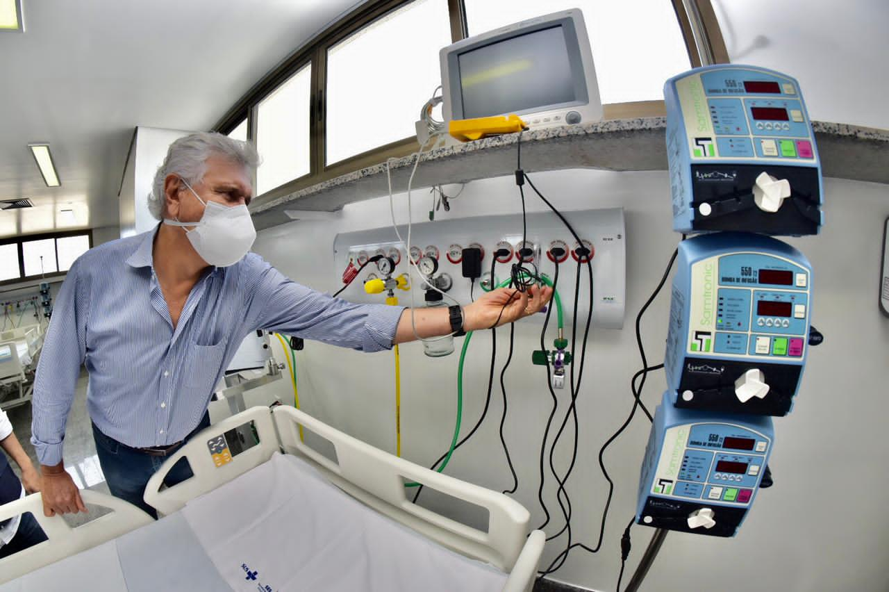 O governador Ronaldo Caiado durante inauguração do Hospital do Centro-Norte Goiano, em Uruaçu: entregue em março deste ano como referência para Covid-19